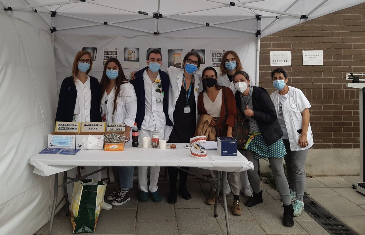 Elinfermera's tweet photo. Ayer las compañeras del #CAPBarraquer vinieron a ver la mostra d’entitats del #barriLaMina organizado por la @EntitatsLa Aprovechamos para hablar de proyectos comunitarios conjuntos! #AraMésQueMaiPrimària! #CAPLaMina https://t.co/YH9bU4F7GL