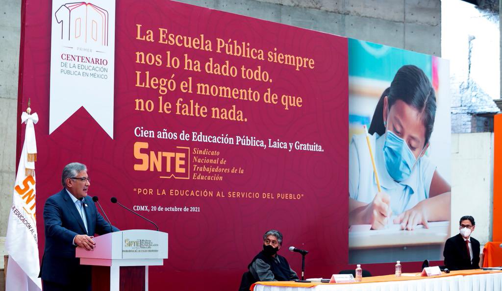 M_URESTIF's tweet photo. #SNTEconMéxico 👩‍🏫🇲🇽👨‍🏫

🔴 Garantizan diputados escuchar al #SNTE 📚 para definir el presupuesto educativo 2022 🔴 Oportuno analizar actualidad y considerar etapa post pandemia para construir Nueva Escuela Mexicana 👉Mtro. Alfonso Cepeda Salas

NOTA 👉 https://t.co/DVDf5k5oJ7 👈 https://t.co/dbYehNGWiz