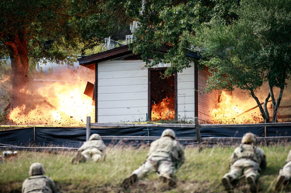 iiiarmoredcorps's tweet photo. Remember when we informed you about the EXPLOSIONS! 💥🔥

Soldier's from the 36th Engineer Brigade were conducting ordinance training to increase lethality and cohesiveness by executing individual, team, and squad tasks.

#Lethality #forthood #iiicorps #36theng https://t.co/qOdyIv36vk