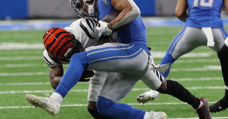 CUBuffsFootball's tweet photo. Week 6️⃣ #NFLBuffs Update 🦬

▪️ @Viska2live: still clutch 
▪️ @ChidobeAwuzie: 5 tackles vs the Lions
▪️ @DaviionTaylor: 4 tackles on TNF
More ⬇️
