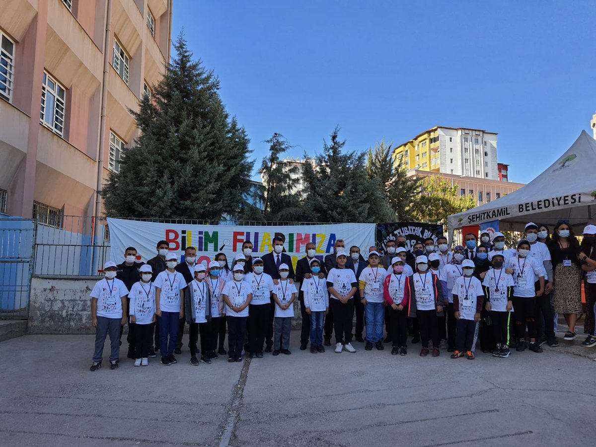 Sehitkamilkyk27's tweet photo. Geleceğin Mucitleri Şehitkâmil’de yetişiyor 👨‍🔬👩‍🔬 

Kaymakamımız Ömer Kalaylı, Sani Konukoğlu Ortaokulu’nda düzenlenen Tübitak 4006 Bilim Fuarı Açılışı’na katılarak öğrencilerimizin geliştirdiği projeleri inceledi. https://t.co/DIHV4P908D