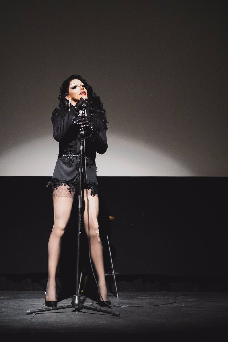 thegarconne's tweet photo. Un cadáver haciendo comedia. Hasta parece que tuviera pulso. ✨ https://t.co/jLSZovyGnP