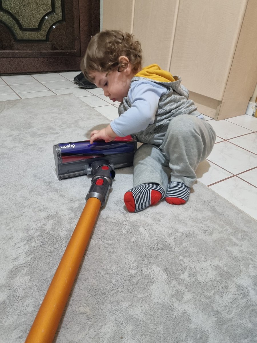 Brck06's tweet photo. Oğlumun dyson aşkı @Dyson https://t.co/m5Y489AA7U