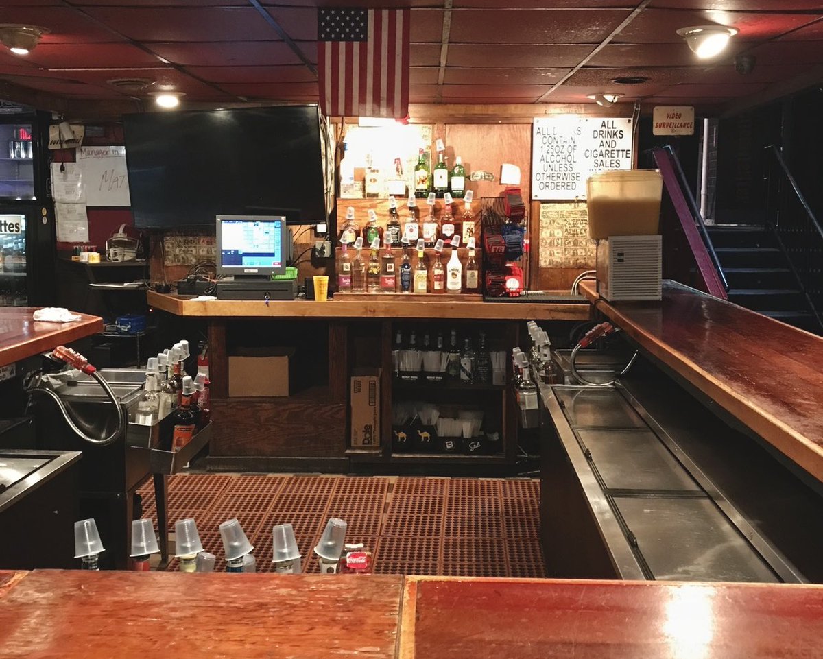 UAGallettes's tweet photo. Exterior and interior of Gallettes the last time Tennessee beat Alabama… It’s been a while! https://t.co/6uqPnAwx1D
