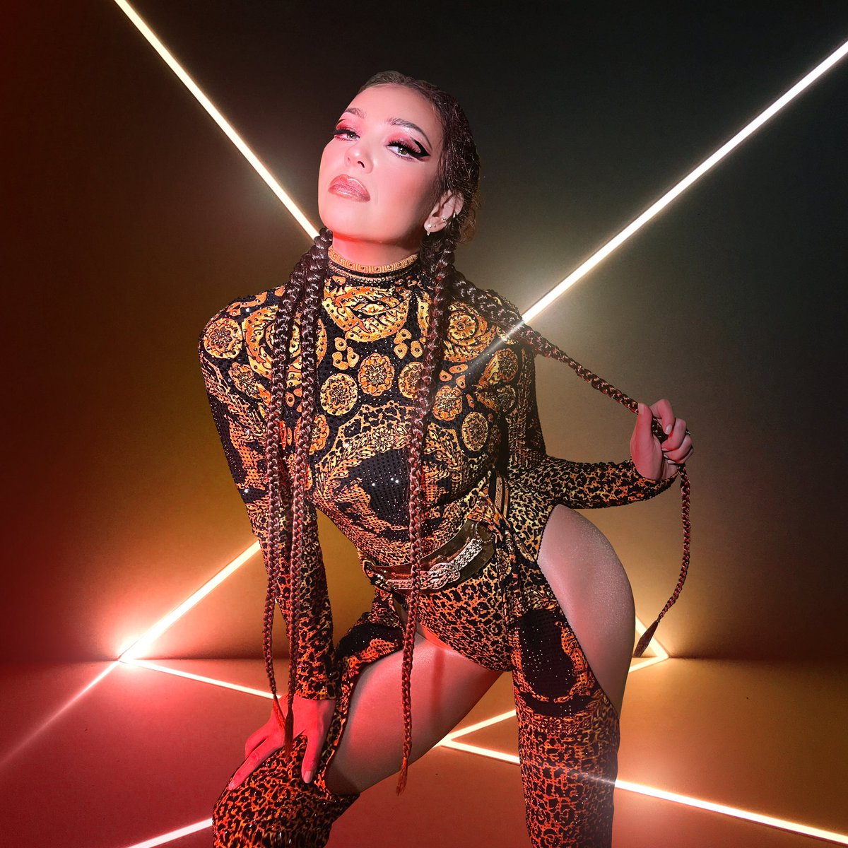 radioamigaec's tweet image. 🌟#LoNuevo| @thalia se viste de 'animal print' para el ESTRENO de su nuevo videoclip #NoTeVi" que ya está disponible en todas las plataformas de reproducción. 👏👏👏 
Este tema forma parte del más reciente álbum 'DesAMORfosis' que se estrenó el pasado 14 de Mayo. 📻🎶😎