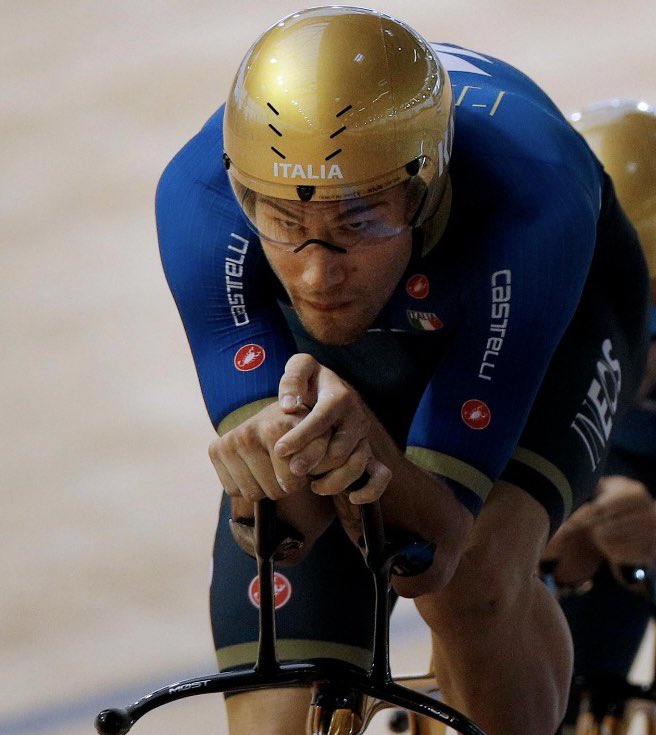 ItaliaTeam_it's tweet photo. 𝑨𝑵𝑪𝑶𝑹𝑨 𝑳𝑶𝑹𝑶𝑶𝑶𝑶𝑶𝑶𝑶, 𝑨𝑵𝑪𝑶𝑹𝑨 𝑫'𝑶𝑹𝑶𝑶𝑶𝑶𝑶𝑶𝑶! 🥇
I pistard #ItaliaTeam campioni del Mondo nell'inseguimento a squadre!
Ganna, Milan, Consonni e Bertazzo superano la Francia nella finale di #Roubaix2021!
@Federciclismo https://t.co/DnVWOmgmUV