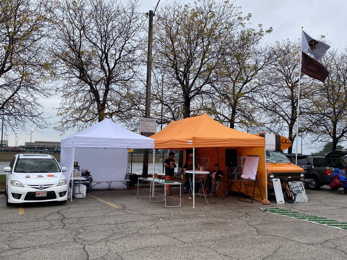 gcastelli216's tweet photo. We’re set up and out here, folks! #MuniLotDegenerates #QPDH #Cleveland #Browns #TNF #TNFonFOX https://t.co/aZ2MxhVejd