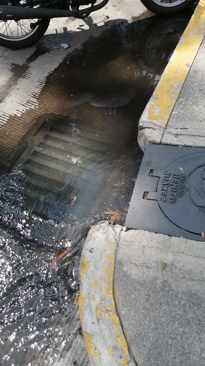 CynthiaAM10's tweet photo. Importante salida de agua sobre Av Río Churubusco y Torre Mitika https://t.co/Q8HEPF85aR