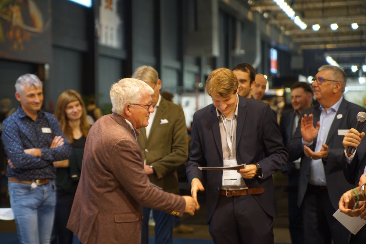 klascement's tweet photo. Dinsdag had moderator @LudoBaens de eer om de winnaars van de wedstrijd i.s.m. #Woodwize te bedanken voor hun prachtige leermiddelen rond houtbewerking. https://t.co/1fKlJJsWWb #prowood #hout #klascement #houtbewerking #houttechnieken https://t.co/duquEuawKJ