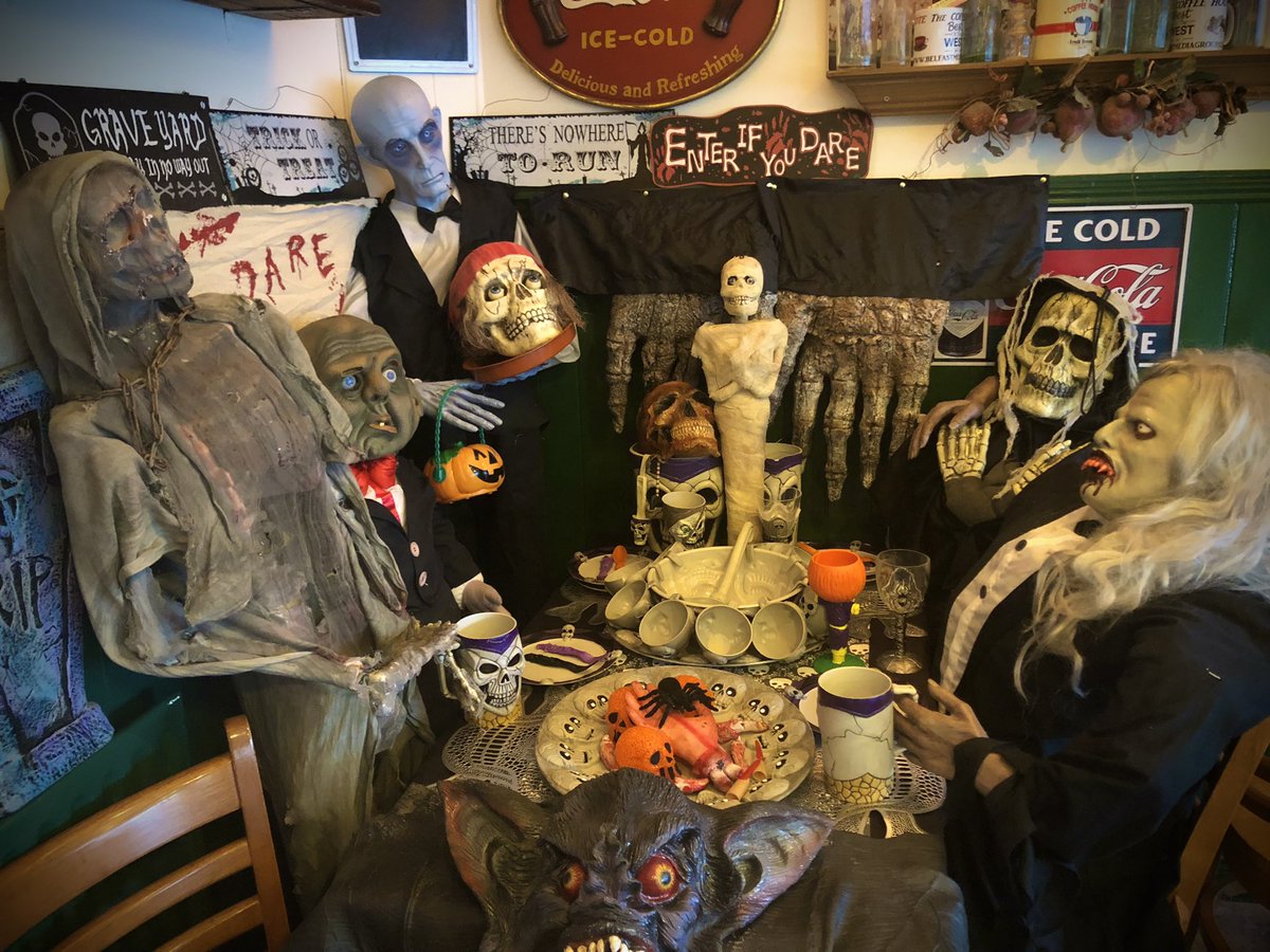 🎃🎃🍁🍁👻👻BRING THE KIDS TO THE COFFEE HOUSE BISTRO  AND TAKE THEIR  HALLOWEEN PHOTOS WITH OUR RESIDENTS—
- “THE HAPPY HALLOWEEN FAMILY”
#WBRestaurantweek