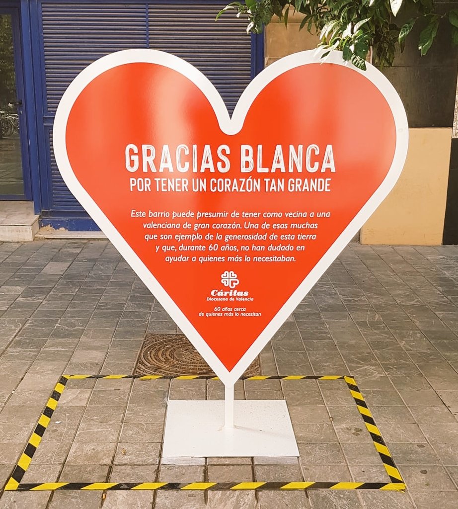 3Salome's tweet photo. Menudo día de emociones!! Cuando muchas personas te mandan ❤ que encuentran por la calle. Orgullosa de formar parte de la gran familia de @ValenciaCaritas orgullosa de tantos miles de voluntari@s,  sin ellos no sería posible esta celebración #60AñosCerca #AquiLateUnCorazón https://t.co/S2ZOMFzc2i