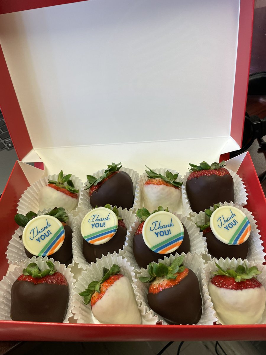 Hey_Lanier's tweet photo. I’ve been working so hard with the opening of the virtual learning program, that I haven’t stopped to smell the roses. My leadership team made sure, I stopped today. Happy Principals Appreciation Month. https://t.co/Bbib4ZZBn9
