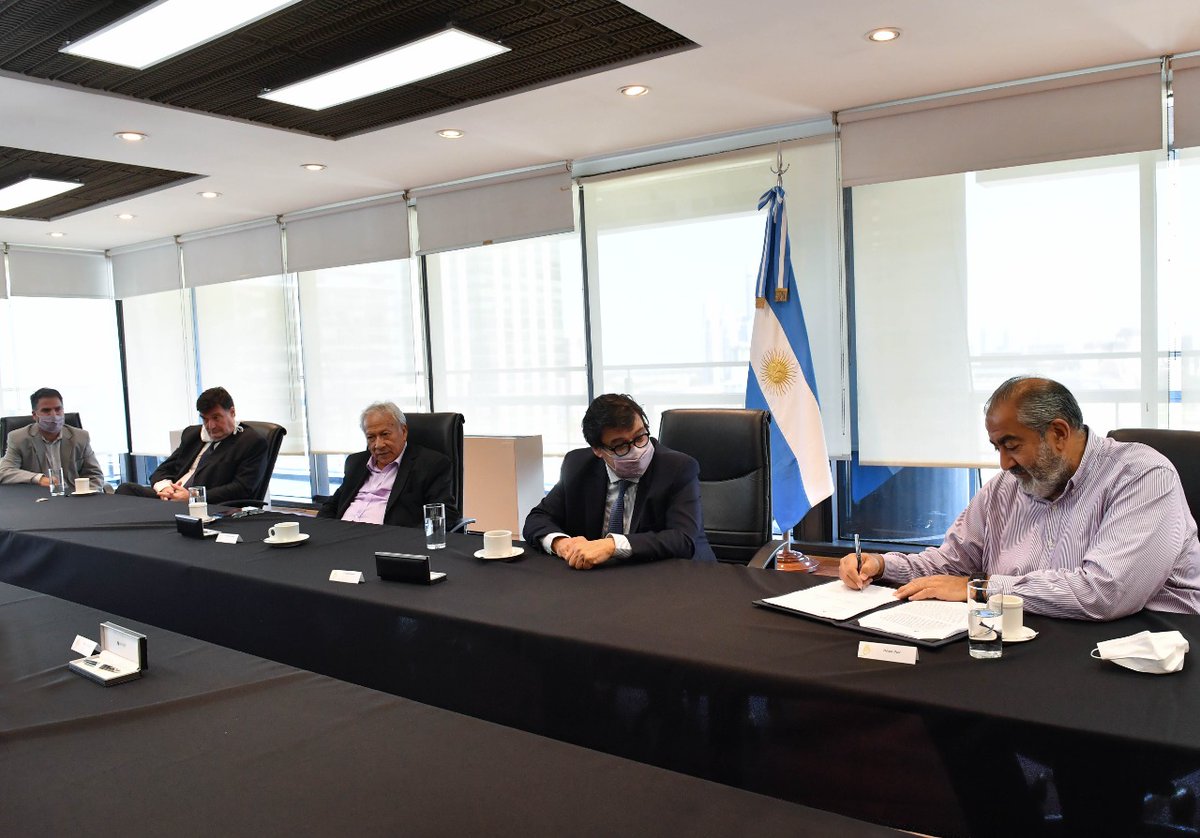 SecTrabajoAR's tweet photo. ✍🏽 Junto con @FundacionUOCRA, @UNTREF y la #CGT, firmamos un convenio para la implementación de acciones de capacitación en el marco del programa para el encuentro de líderes gremiales juveniles y del programa de apoyo a la formación sindical.
👉🏽https://t.co/iJiqfLbllu https://t.co/DwG50jWBpg