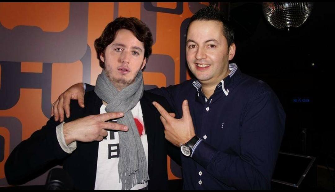 #LReyLodeiro aquí co meu amigo
 Nicolas facendo negocios 😂😂😂