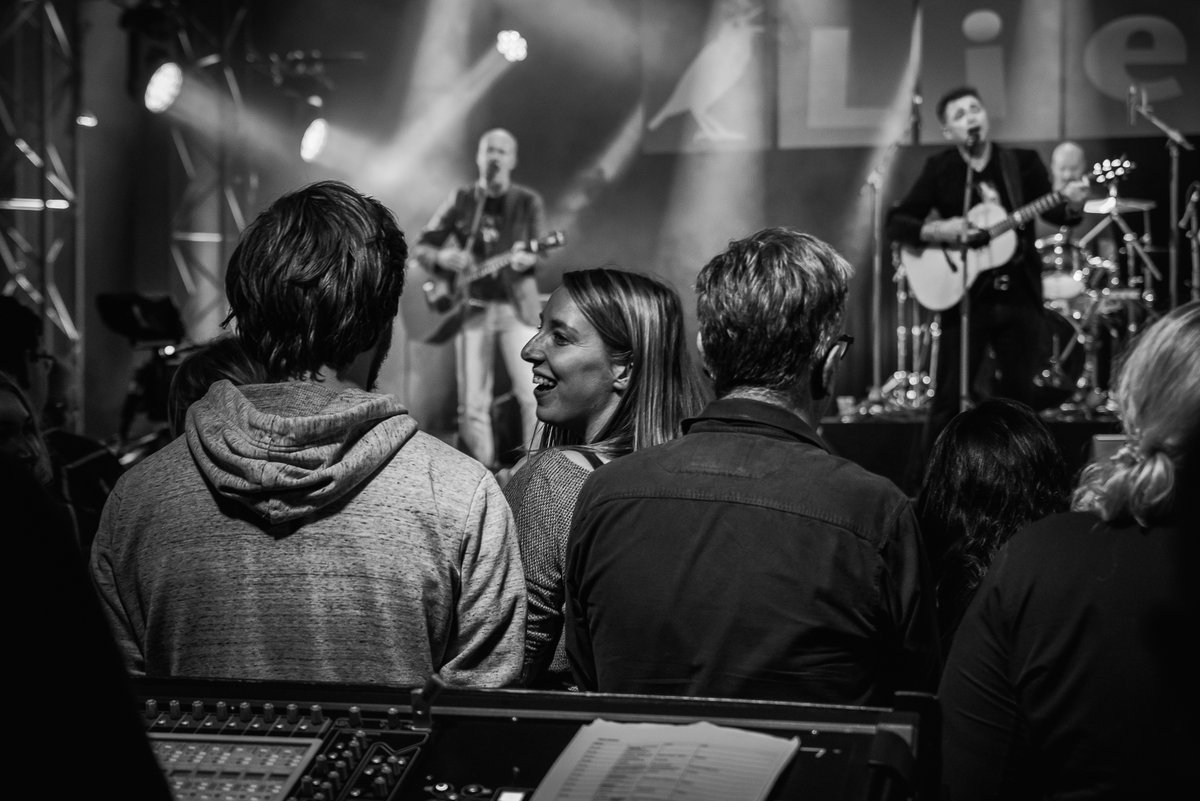 LietIntern's tweet image. De acht finalisten foar Liet 2021 binne bekend! Sjoch hjir wa'tst op 17 novimber allegear bewûnderje kinst op it poadium fan Neushoorn: liet.frl/finalisten-lie…

De acht finalisten voor Liet 2021 zijn bekend! Lees meer: liet.nl/finalisten-lie…