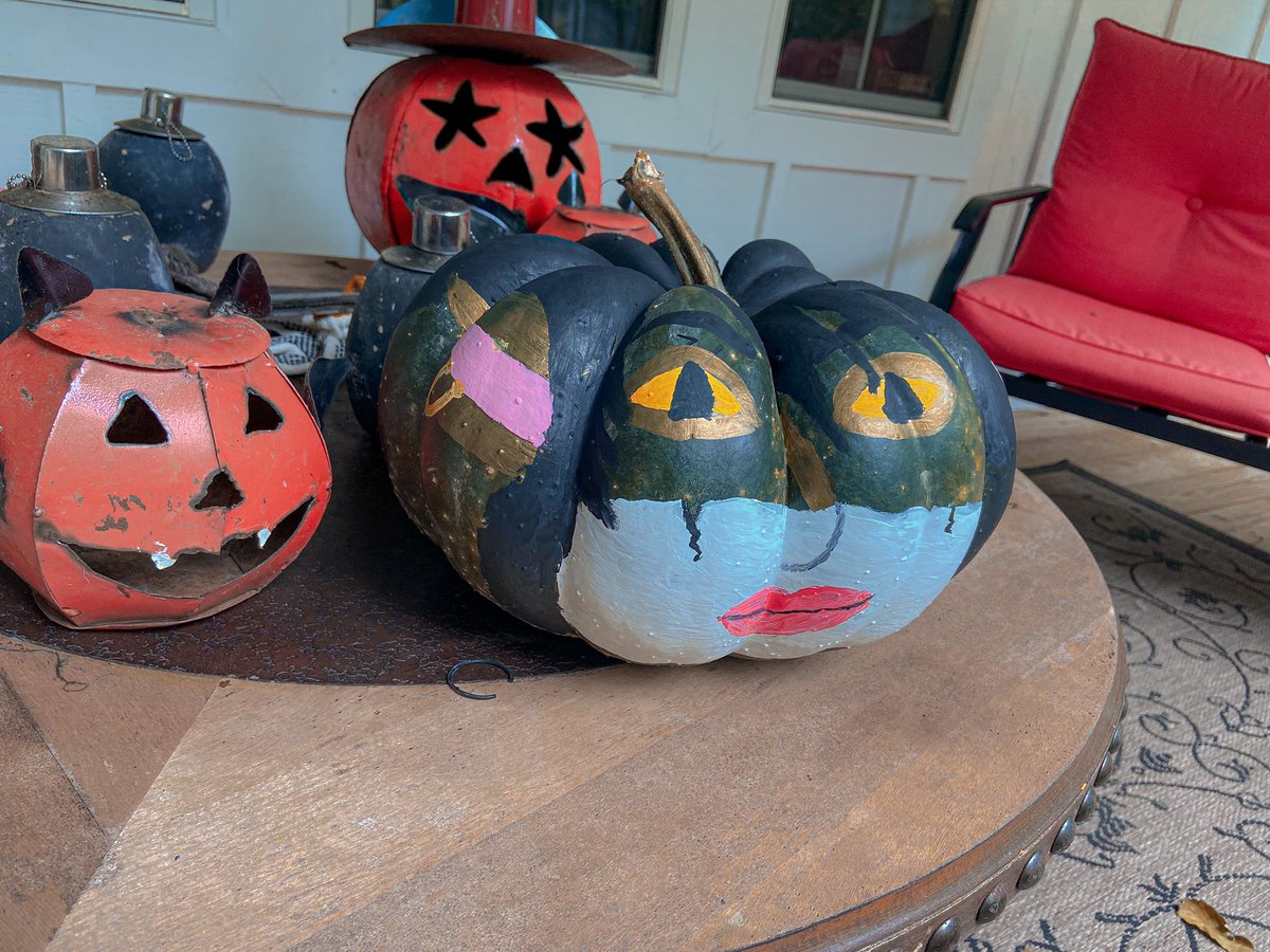 brennasaur's tweet photo. I made a Nott the Brave inspired pumpkin while listening to @sasdnd last night to celebrate Thursday 🥺 #CriticalRole #secretadventure https://t.co/wRd8XBRQjK