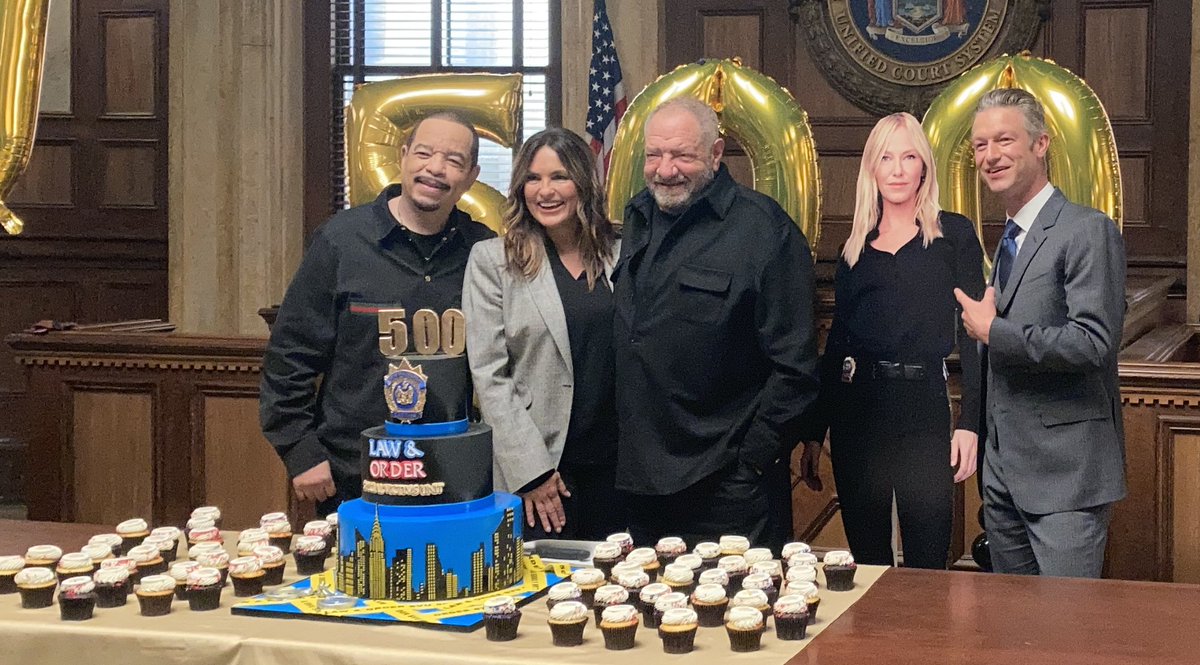 The luminous @KelliGiddish was out sick (she's fine now) the day the #SVU500 cake pics were taken. So we tried to make sure she was still in the picture