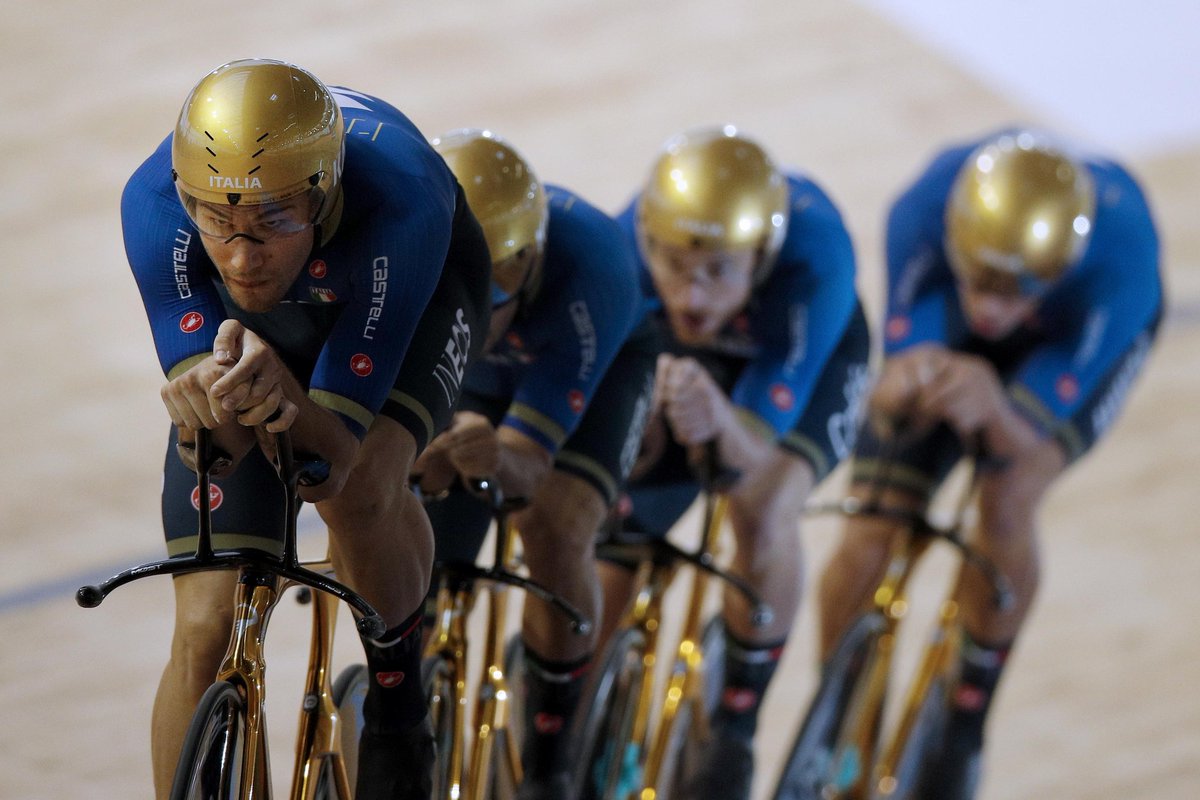 MICHELESIMONEit's tweet photo. 🚴♂️🇮🇹🥇Dopo il meraviglioso oro olimpico a Tokyo, l'Italia dell'inseguimento a squadre maschile vince anche ai Mondiali di ciclismo su pista di #Roubaix2021 con i super Filippo #Ganna, Jonathan #Milan, Simone #Consonni, Liam #Bertazzo: campioni del mondo! Super @Federciclismo! https://t.co/9ALGdpRxwK