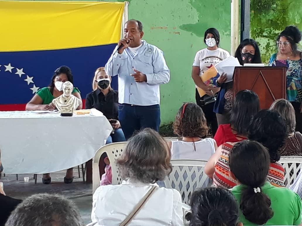 CDCEAragua's tweet photo. Autoridad Única de Educación Prof. @leoalvacabrera  hace entrega de credenciales al personal directivo del municipio Girardot, dando cumplimiento a los 10 vértices para el inicio del año escolar. #VenezuelaTieneConQue @NicolasMaduro @_LaAvanzadora @MPPEDUCACION @leoalvacabrera https://t.co/THweQ10qWe