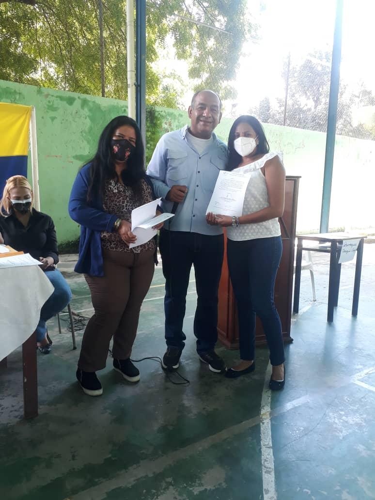 CDCEAragua's tweet photo. Autoridad Única de Educación Prof. @leoalvacabrera  hace entrega de credenciales al personal directivo del municipio Girardot, dando cumplimiento a los 10 vértices para el inicio del año escolar. #VenezuelaTieneConQue @NicolasMaduro @_LaAvanzadora @MPPEDUCACION @leoalvacabrera https://t.co/THweQ10qWe