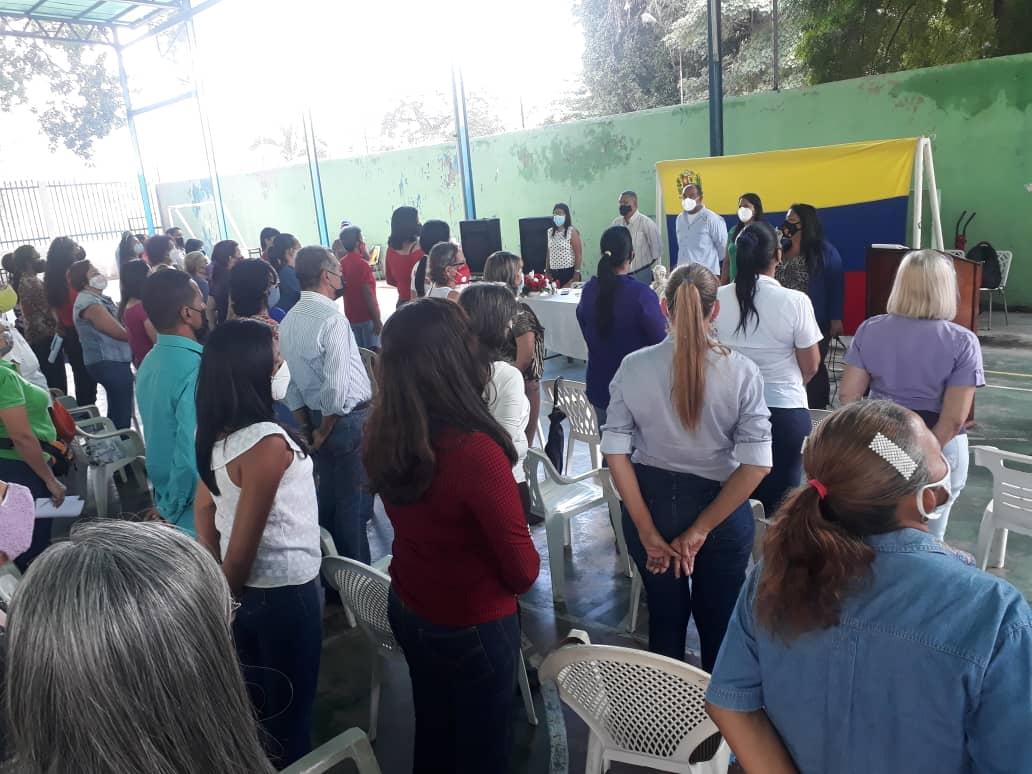 CDCEAragua's tweet photo. Autoridad Única de Educación Prof. @leoalvacabrera  hace entrega de credenciales al personal directivo del municipio Girardot, dando cumplimiento a los 10 vértices para el inicio del año escolar. #VenezuelaTieneConQue @NicolasMaduro @_LaAvanzadora @MPPEDUCACION @leoalvacabrera https://t.co/THweQ10qWe
