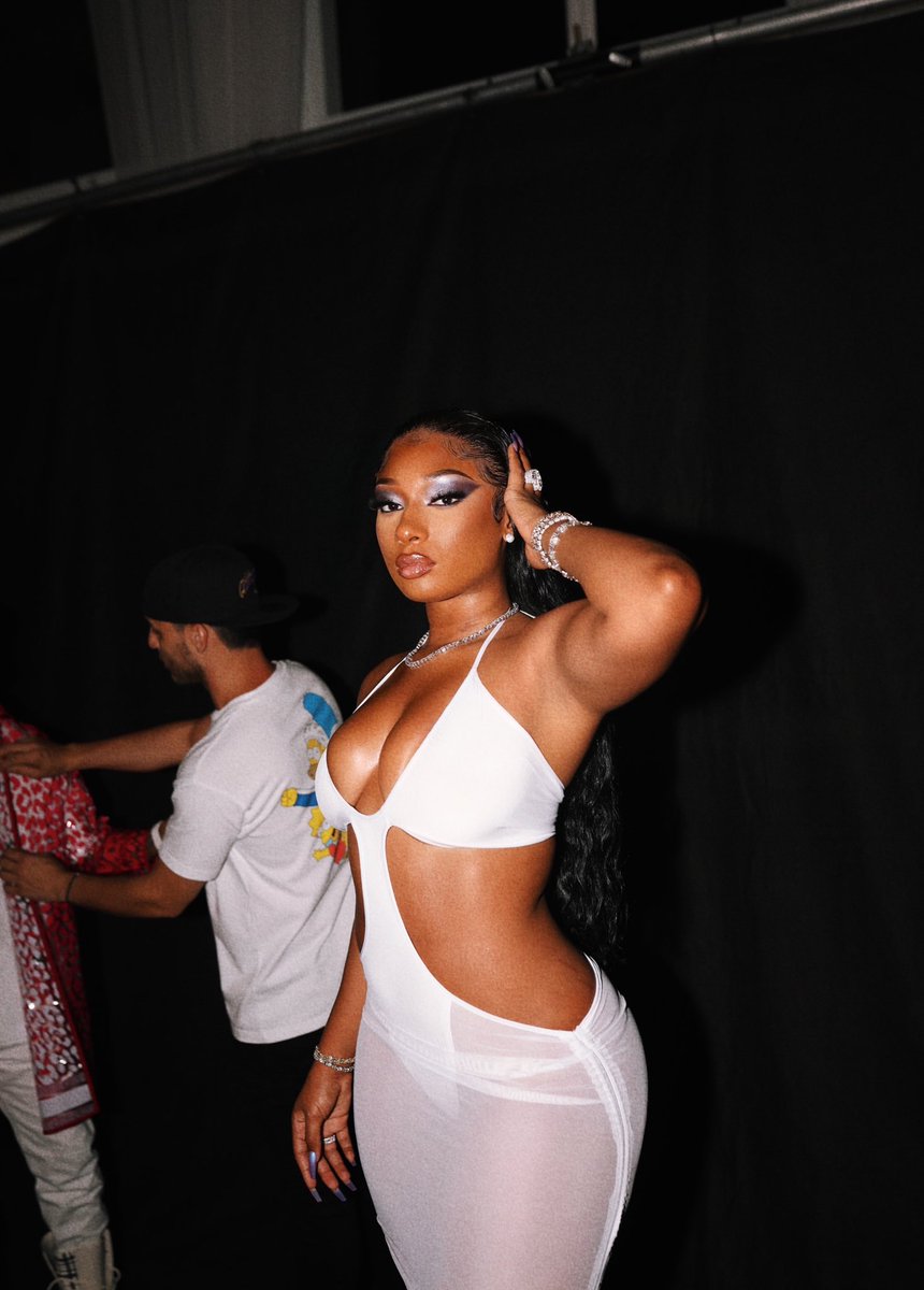 theestallion's tweet photo. SG TONIGHT ❤️‍🔥😛 https://t.co/I9bbWr54Yt