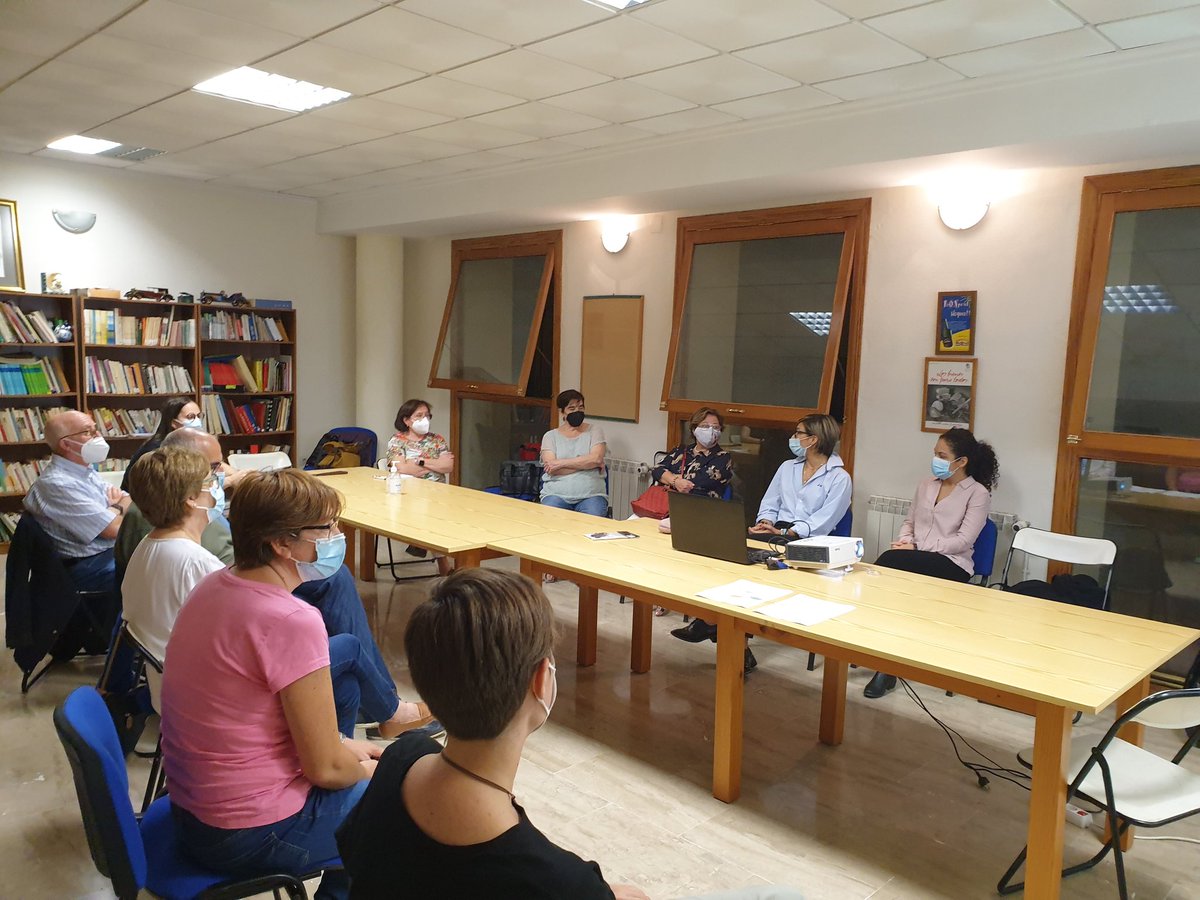 ConsueLlopis's tweet photo. En la Cáritas interparroquial de Xàtiva, estrenamos servicio para ayudar más y mejor a las personas. Arranca TalentoEnAcción, equipo de Empleo interparroquial.
#CaritasEnMarcha #AquiLateUnCorazón @mjosejover @ValenciaCaritas @Maripili_Segura https://t.co/78aLeJAZRh
