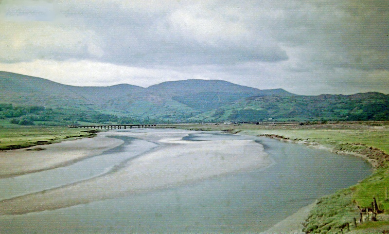 Beth sydd yn y llun? Afon Dyfi? Y Ddyfi? Yr Afon Ddyfi – a oes un sy’n anghywir? 

Ar #PedwarGwynt yr wythnos hon: merch i blisman sy’n trafod plismona #iaith

🔸pedwargwynt.cymru/dadansoddi/ar-…