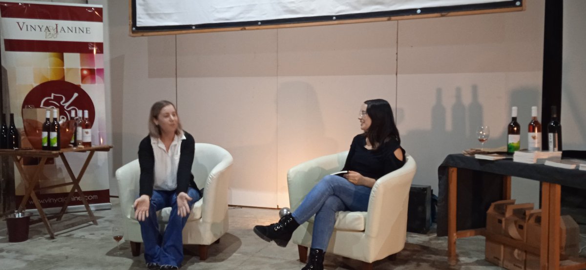 Maridatge poètic amb <a href="/VinyaJanine/">Vinya Janine</a>  i <a href="/ester_escrits/">Ester Enrich Coma</a>, que presenten novetats: un nou vi que encara no ha sortit al mercat i un nou llibre de contes! #proximitat #ecològic