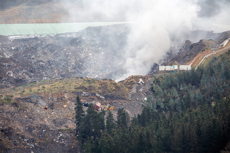 Bergaran iragarri duten paper lantegien hondakinak tratatzeko plantaz <a href="/urkoapaolaza/">Urko Apaolaza</a>: "Zuk diozu pirolisia, nik diot erraustegia"

blogak.argia.eus/urko-apaolaza/…