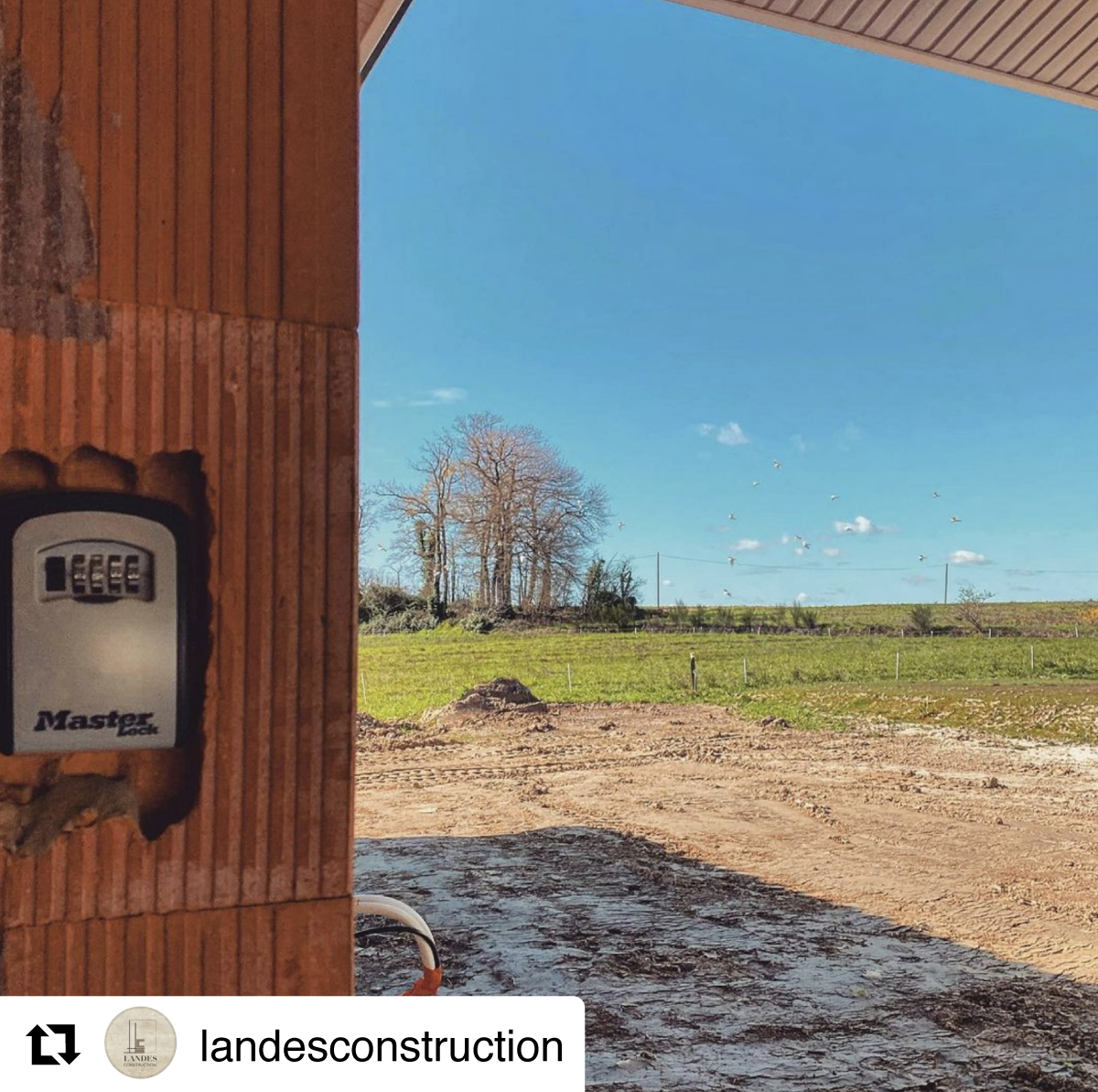 MasterLockUS's tweet photo. Manage access to your property no matter where you are. Landes Construction added a 5401D mounted lock box for keyless convenience and increased security – only giving code access to trusted service providers.
#MasterLock #MasterLock100Years https://t.co/QHRb67nIEb