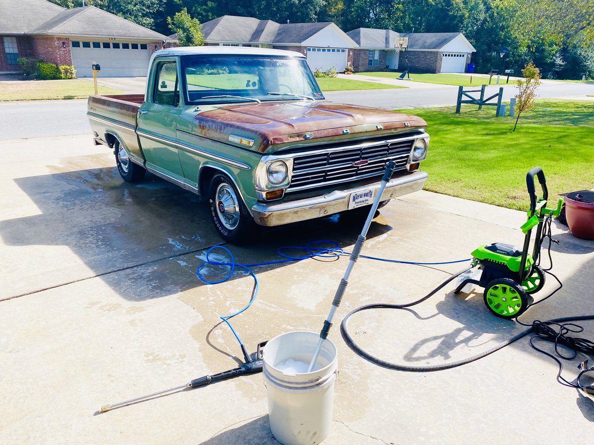 oldmanbeaston's tweet photo. Cleaning up the #68f100 for a local car club meet up. https://t.co/9M6JYpzGr1