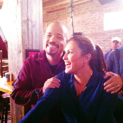 Mjrlovr's tweet photo. Mom: why are smiling at your phone like that?                                                        My phone:                                                       #SVU500 #ilovethesetwo https://t.co/wDeiM4qGR3