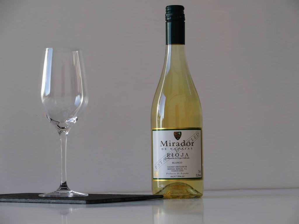 henningswine's tweet photo. White @rioja - A Series. 

Rioja as a region is famed for fantastic reds, but did you know they also produce some super whites and rosès.

1/3 - Mirador Blanco by @bodegasnavajas 
Unoaked 

A straw-yellow, young, lively, fresh wine.
Smooth, well-balanced… https://t.co/m9EBCc7JWx https://t.co/GdOrl1fdwS