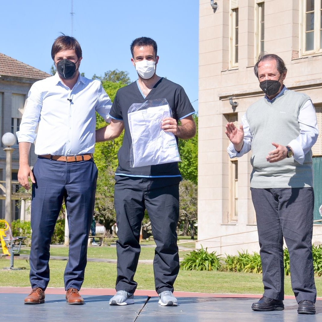 En el <a href="/hzeceldique/">Hospital El Dique</a> de #Ensenada, asistimos al acto en el cual la <a href="/BAProvincia/">Gobierno PBA</a> ofreció continuidad laboral en los hospitales formadores a los 1.365 residentes que egresaron este año para que se incorporen como trabajadores de planta y fortalezcan el sistema sanitario.