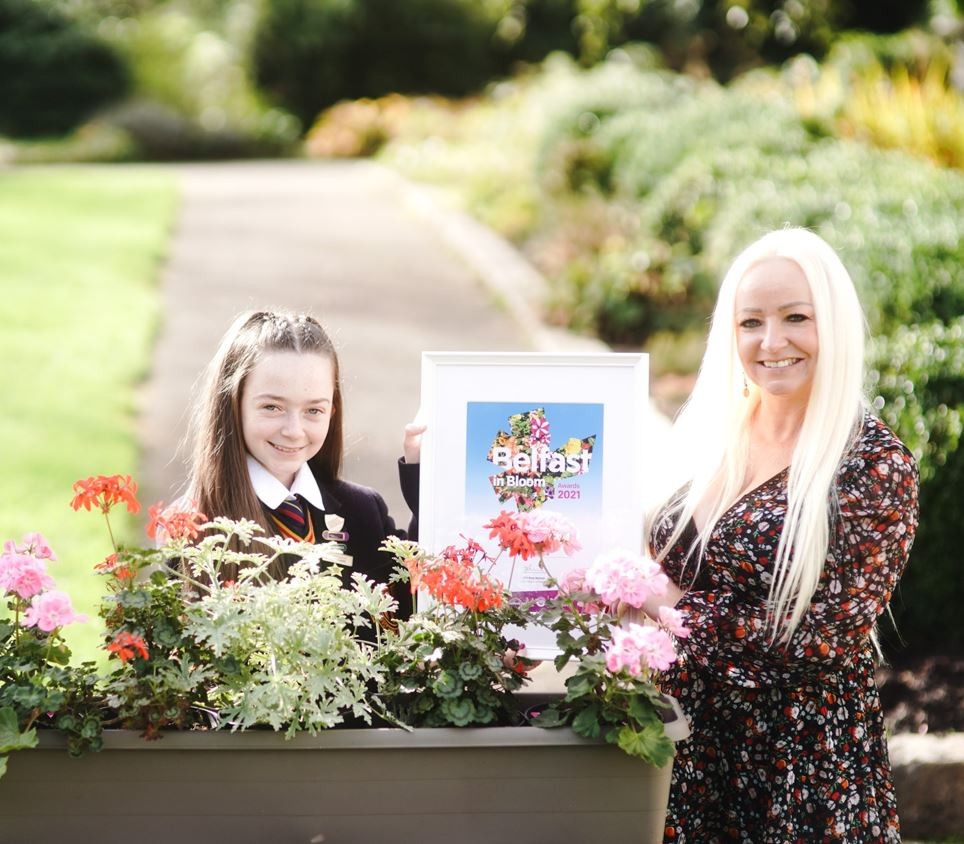 Well done to our Belfast in Bloom winners, rewarding the city's best gardens &amp; premises! Donna Bates &amp; daughter Katie picked up the prize for best front garden (west), Strandtown PS won best school &amp; <a href="/MementoBelfast/">Memento</a> were among the commercial awards - ow.ly/9V7G50GuqhY 🌼