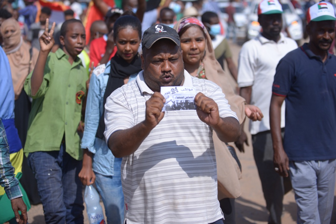 SudanPMHamdok's tweet photo. أحيي الملايين من مواطنات ومواطني بلادي في هذا اليوم العظيم، الذكرى 57 لثورة أكتوبر المجيدة، الذين خرجوا اليوم في كل مُدُن وأرياف البلاد، ودول المهجر، ليؤكدون تمسكهم بالتحول المدني الديموقراطي وشعار ثورة ديسمبر (حرية سلام وعدالة والمدنية خيار الشعب).

#مستقبل_وطن
#مليونية21اكتوبر https://t.co/VoYGB72mfJ