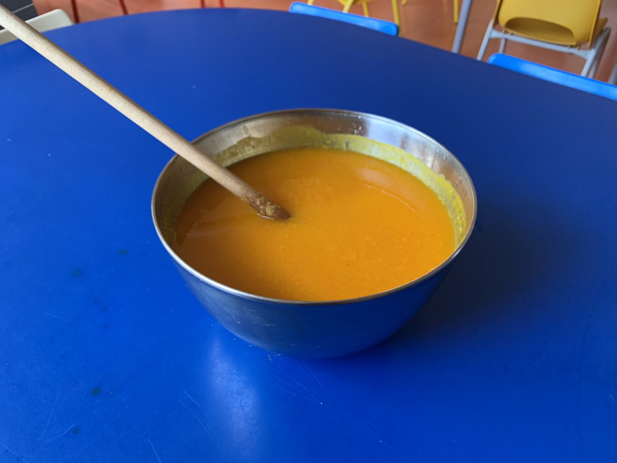 sclaudeV2's tweet photo. Récolter les graines issues de notre propre potager pour les semer au printemps. Réaliser une soupe avec les potimarrons et courges butternut que nous avions plantés au mois de mai. #EDD #Ecole #E3D #Jardin https://t.co/csABBgemty