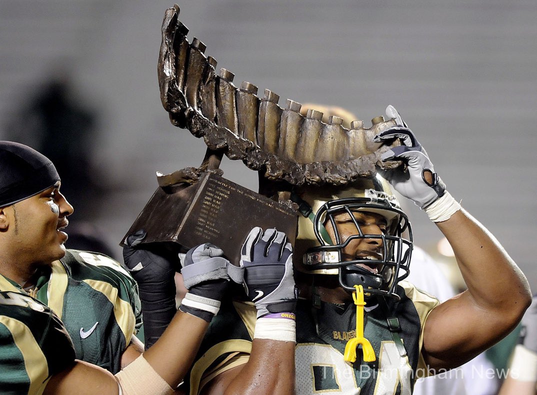 Definitive rankings of college football trophies:

1. Battle of the Bones (UAB-Memphis)
1a. Floyd of Rosedale (Iowa-Minn)
3. Land-Grant (MSU-PSU)
4. Civil ConFLiCT (UCF-UConn) https://t.co/8cpiYzVShD