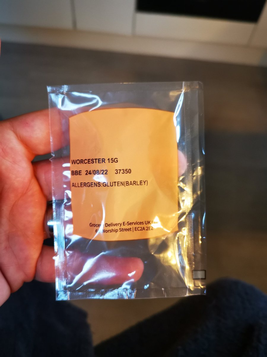 ScottLawson84's tweet photo. @g_liljana @HelloFreshUK Doesn't beat the bag of fresh air we got for worcester sauce. Can't believe this was hand picked either 😂😂😂 https://t.co/NnZ5mXVqmF