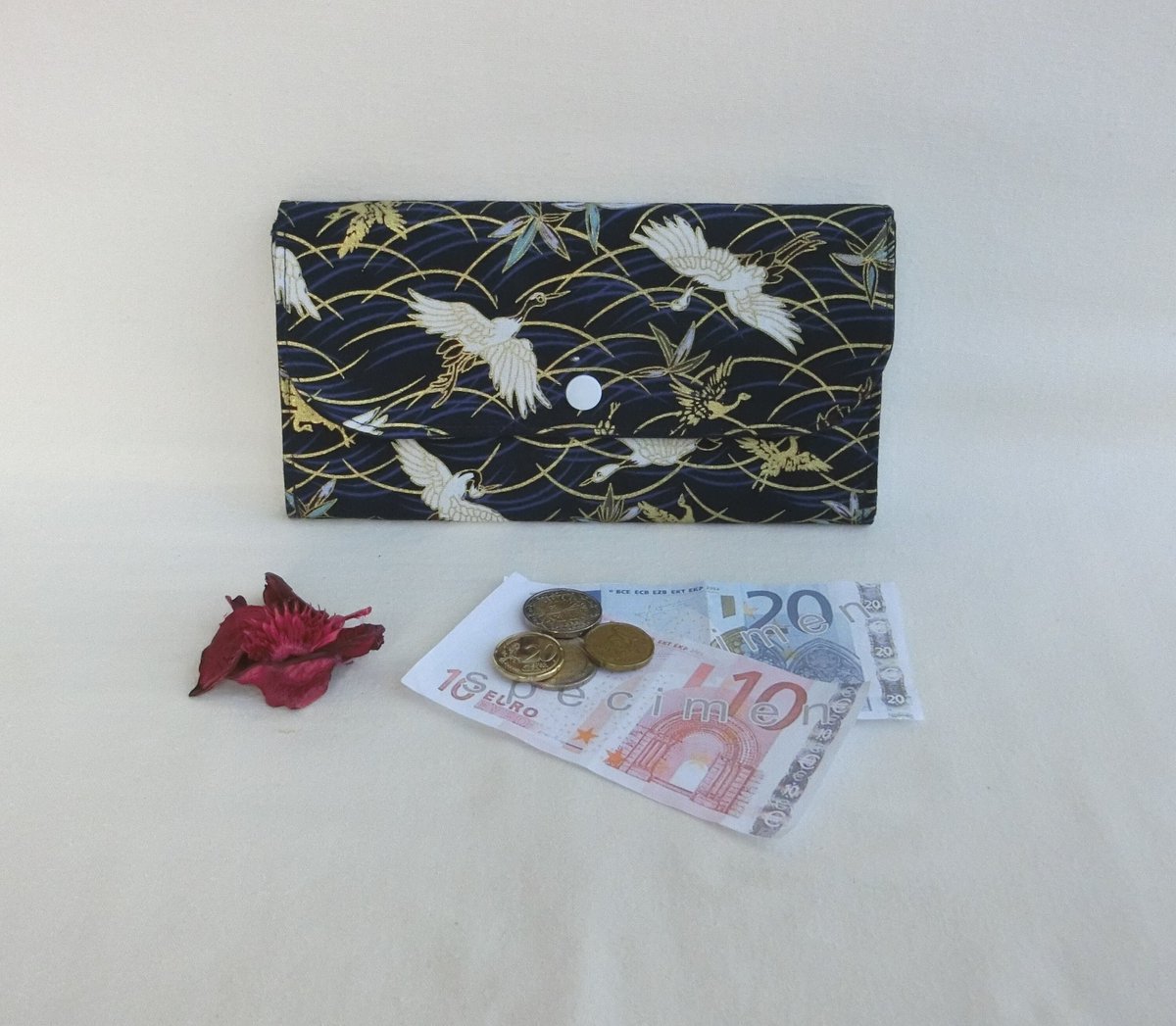 AtelierChasFil's tweet photo. #boutiqueetsy #Portefeuille #PorteMonnaie zippé avec Rangement Chéquier, Document et #portecartes Tissu japonais Oiseau Grue, étui Pochette de Sac à main Femme https://t.co/Np4uBHYDlr #bleu #anniversaire #noel #or #mode #organiseur #tissujaponais #portechequier https://t.co/0xeV931OIP