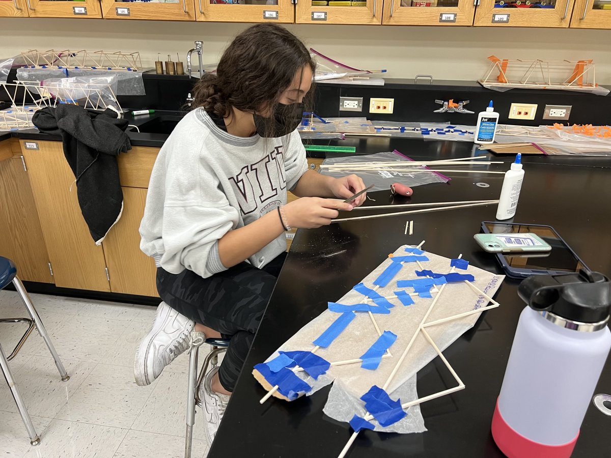 ThorburnScience's tweet photo. Students building bridges in physics ⁦@District214⁩ ⁦@RMHSMUSTANGS⁩ https://t.co/wfl0BpJBRK