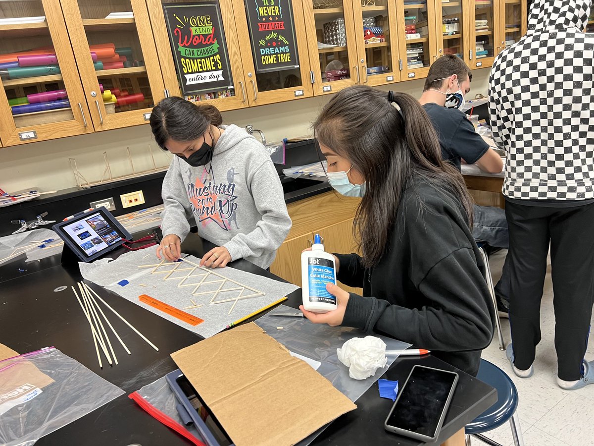 ThorburnScience's tweet photo. Students building bridges in physics ⁦@District214⁩ ⁦@RMHSMUSTANGS⁩ https://t.co/wfl0BpJBRK