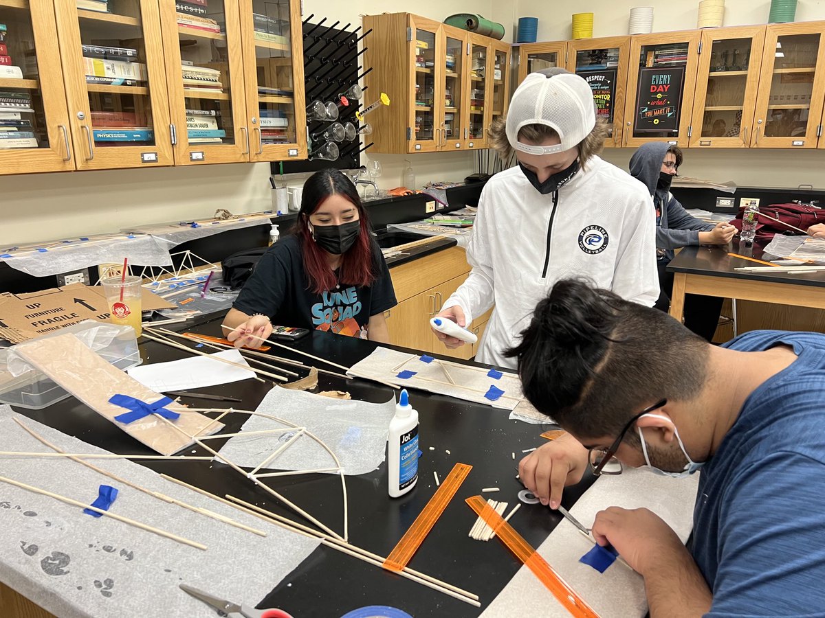 ThorburnScience's tweet photo. Students building bridges in physics ⁦@District214⁩ ⁦@RMHSMUSTANGS⁩ https://t.co/wfl0BpJBRK