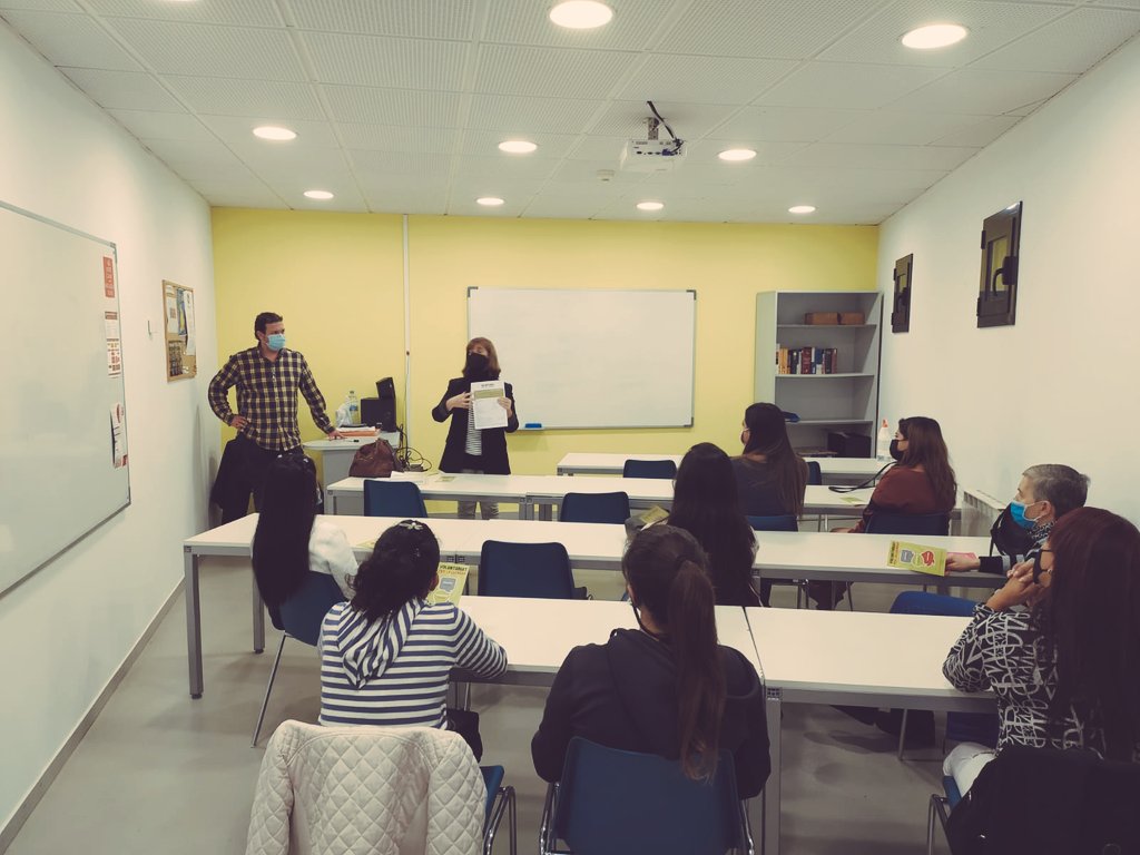 Últim dia del Taller d'Acollida a <a href="/tona_aj/">Ajuntament de Tona</a>. Ha set un espai de coneixement, sociallització I vinculació amb el poble. Gràcies al professor @Marc Ros i a la col•laboració entre la <a href="/Mancoplana/">Mancomunitat La Plana</a> , <a href="/AulaObertaTona/">Aula Oberta Tona</a> I <a href="/FSSSolidari/">Fundació Suport Social Solidari</a>.