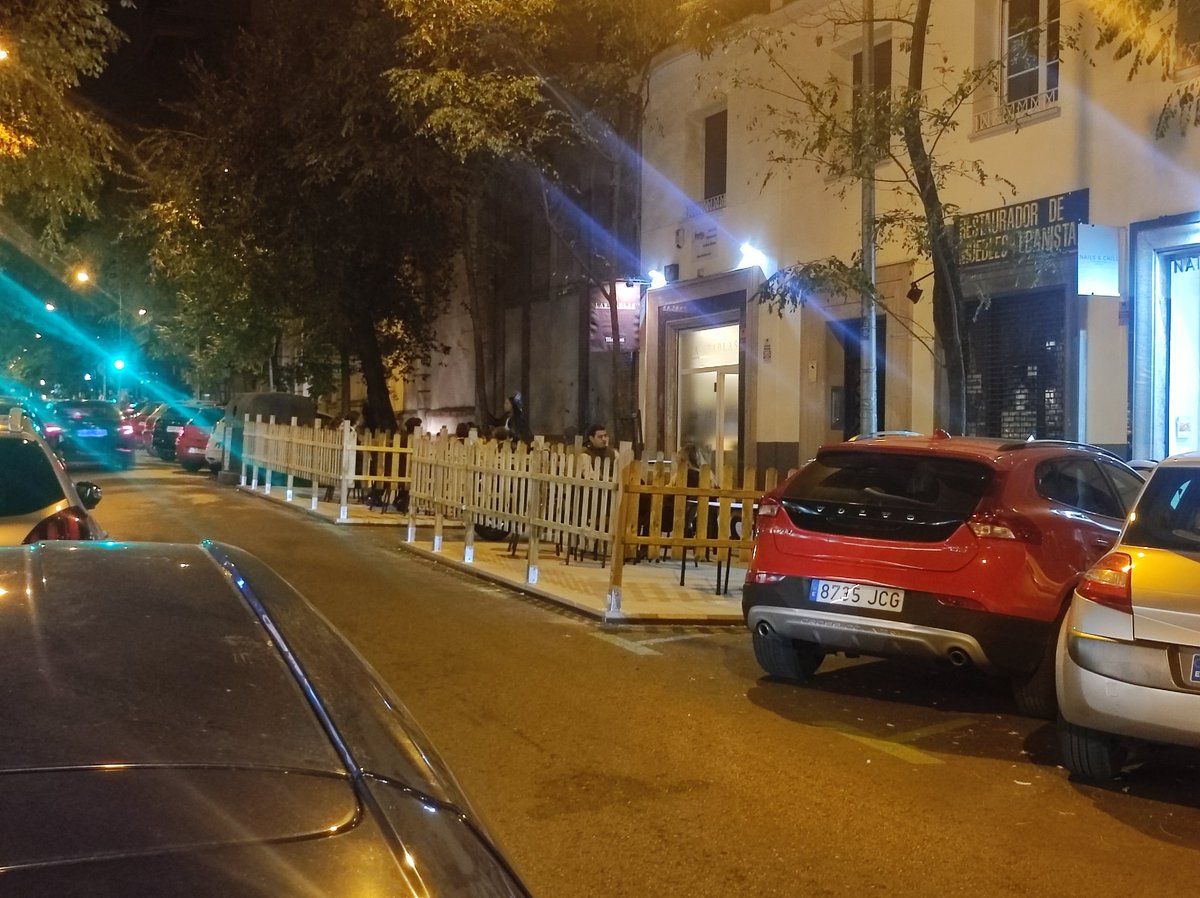Otra terraza más? Para un solo bar que quita al menos 9 plazas de aparcamiento <a href="/distritoSalaman/">distritodesalamanca</a>  <a href="/MADRID/">Ayuntamiento Madrid</a>  ¡dad una solución a los residentes que cada vez tenemos menos sitios!! Y más hartos de esto. 
Dejadnos aparcar en los distritos colindantes mientras dure esos permisos.