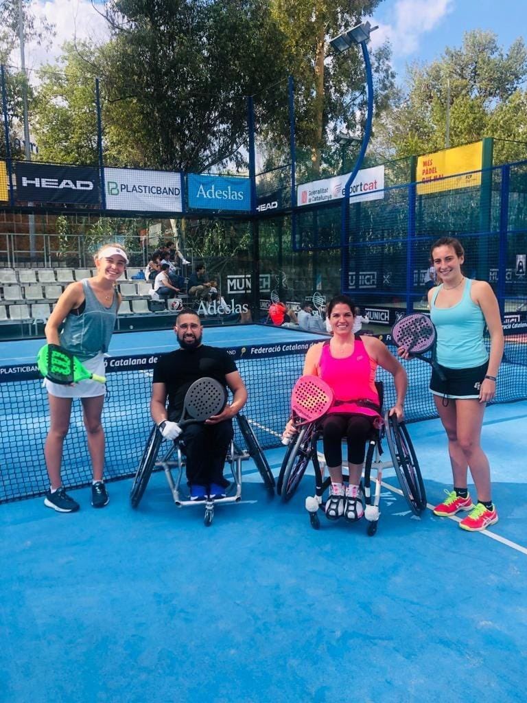 smilesus_'s tweet photo. ¡Partido de exhibición en el Campionat de Catalunya Absolut de Pàdel 2021!
Junto con mi compañero del @CEPACatalunya_, Monty, y las campeonas Laura y Martina, disfrutamos de un partido de #padelinclusivo en el @ClubJunior1917 gracias a la @FCatalanaPadel ☺️🙌
🎾@bullpadelsport https://t.co/PngeKNUkEO