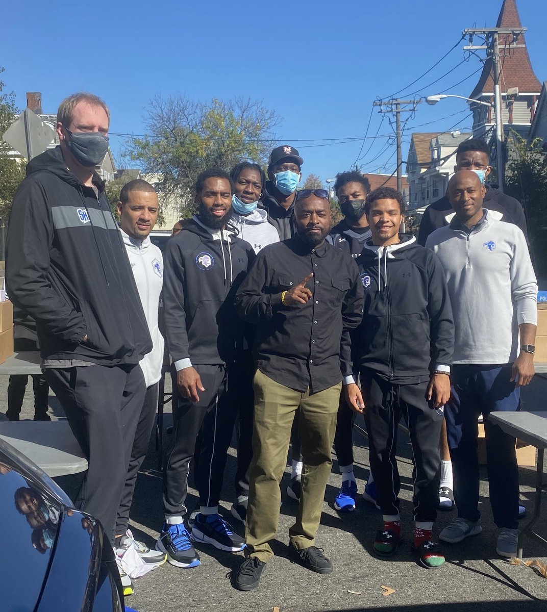 SetonHallMBB's tweet photo. Our guys were honored to help @ScoutScavenge and the Brick City Peace Collective in @CityofNewarkNJ yesterday where we helped distribute food to residents in need.
#HALLin 🔵⚪️ | @SHUHallProgram https://t.co/NrOY149kev