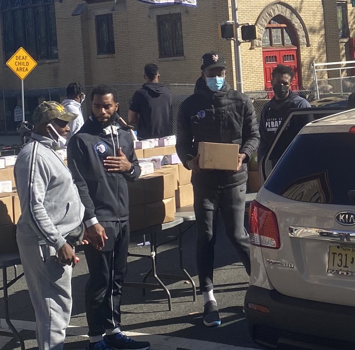 SetonHallMBB's tweet photo. Our guys were honored to help @ScoutScavenge and the Brick City Peace Collective in @CityofNewarkNJ yesterday where we helped distribute food to residents in need.
#HALLin 🔵⚪️ | @SHUHallProgram https://t.co/NrOY149kev