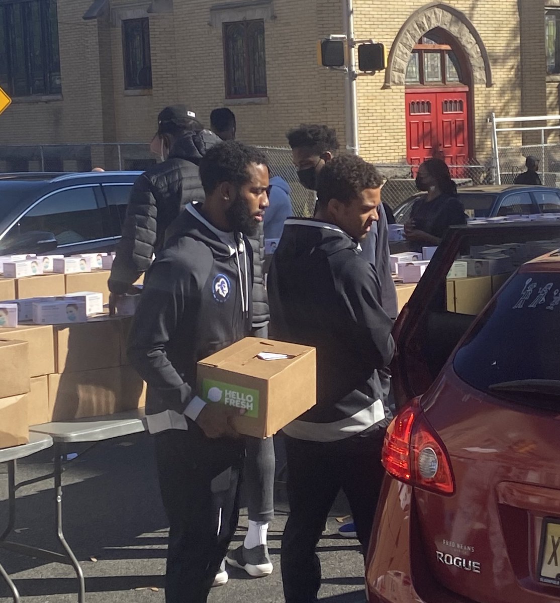 SetonHallMBB's tweet photo. Our guys were honored to help @ScoutScavenge and the Brick City Peace Collective in @CityofNewarkNJ yesterday where we helped distribute food to residents in need.
#HALLin 🔵⚪️ | @SHUHallProgram https://t.co/NrOY149kev